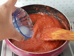 The guava puree starts to thicken. Now add lemon or lime juice to it.
