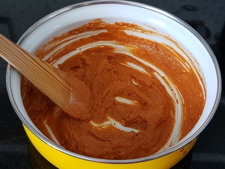 mix the spice powders with yogurt
