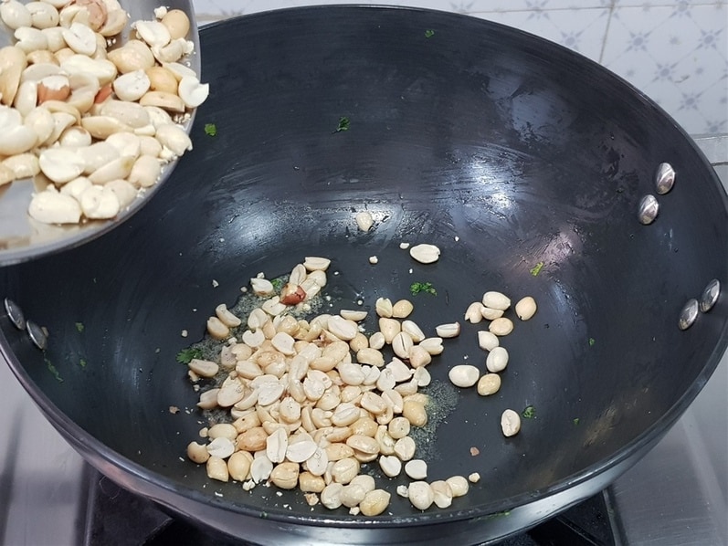 in the same pan fry peanut until light brown in colour. it adds crunchiness to the kothamalli sadam.