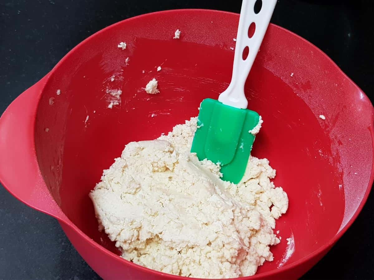 Using a spatula, thoroughly mix the dry ingredients.