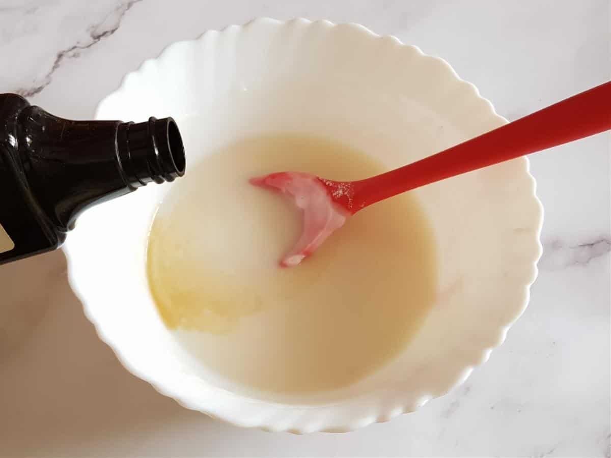 Add vanilla extract to the sugar glaze and mix well.