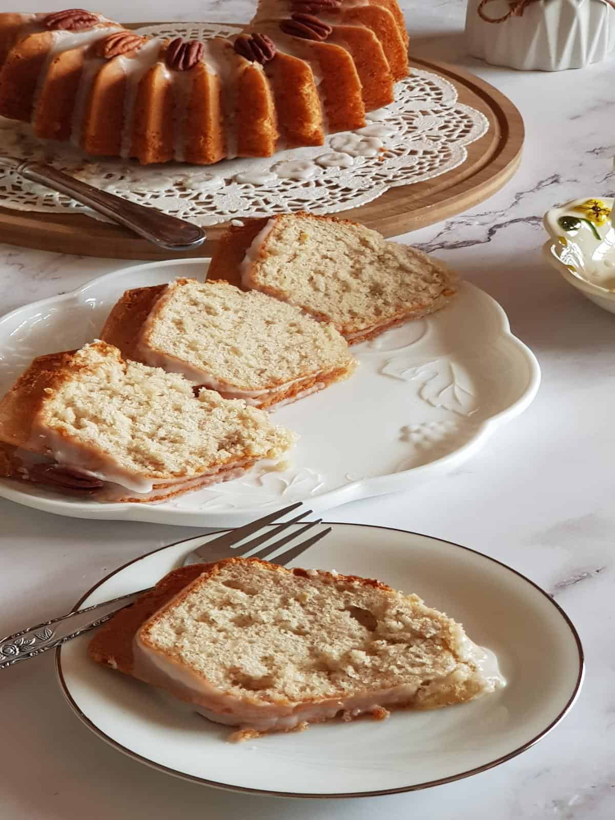 Beautifully sliced banana cake with sugar and crunchy pecans.